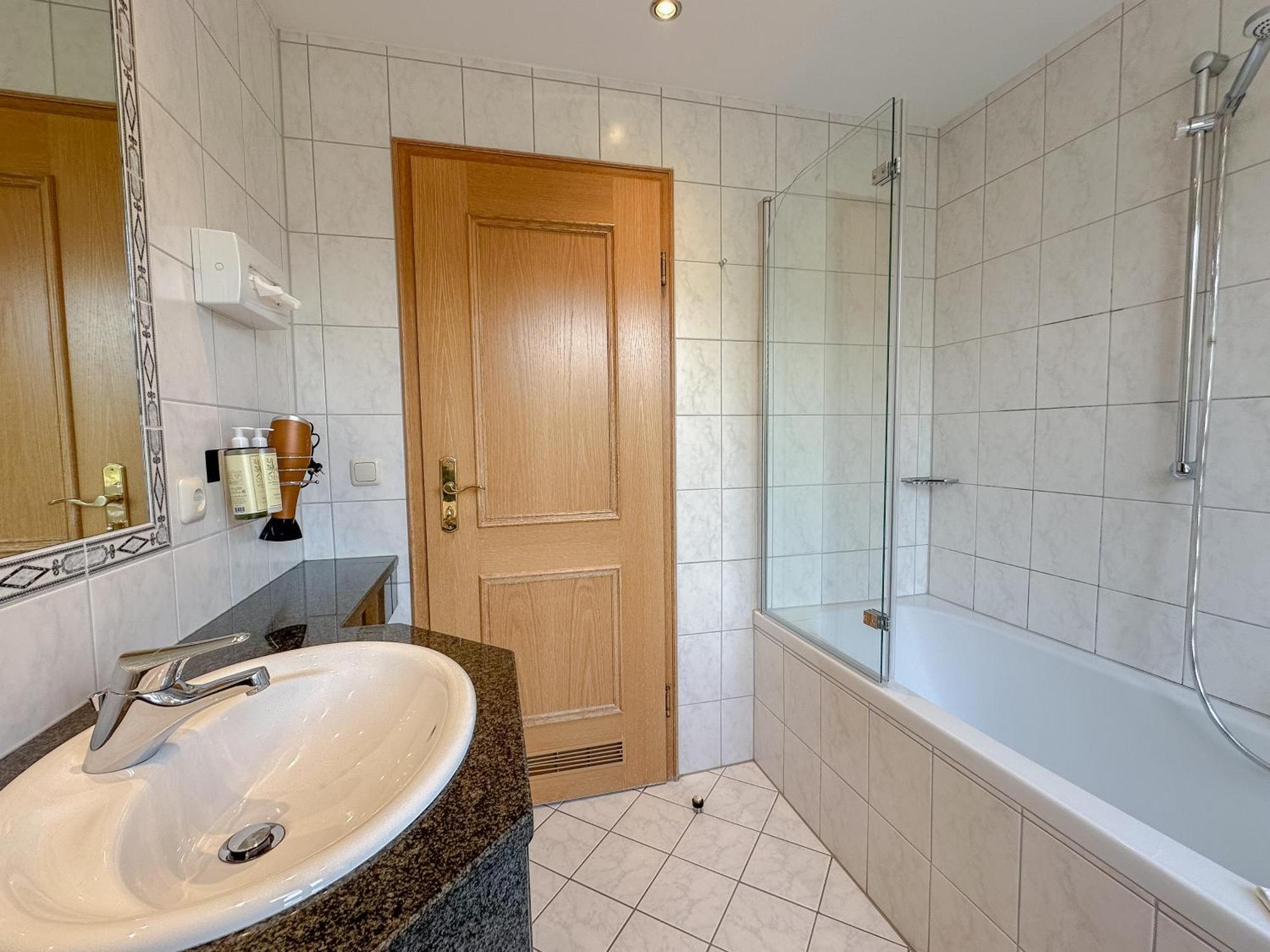 Hotel Gasthof Alter Wirt Farchant Exteriör bild