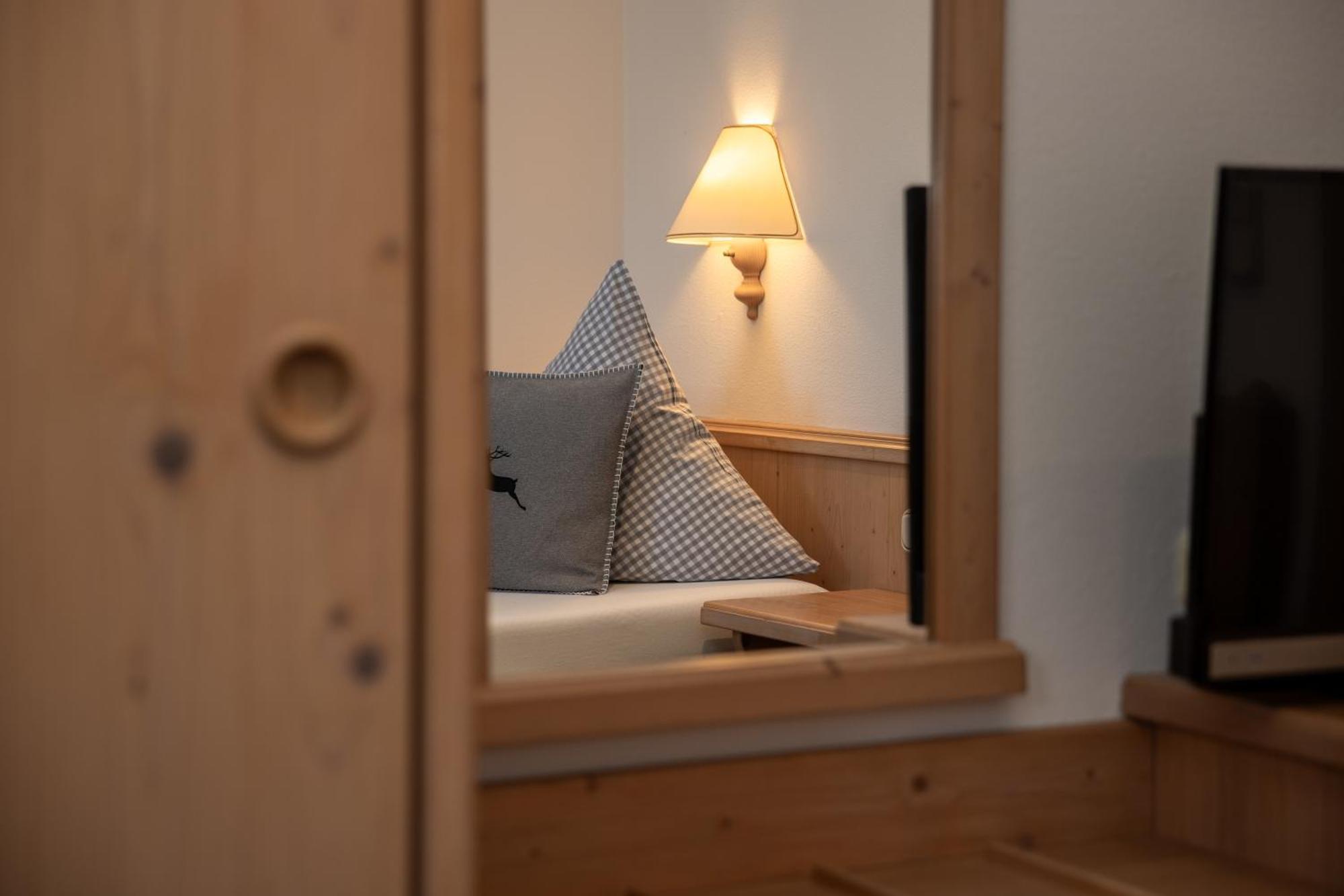 Hotel Gasthof Alter Wirt Farchant Exteriör bild